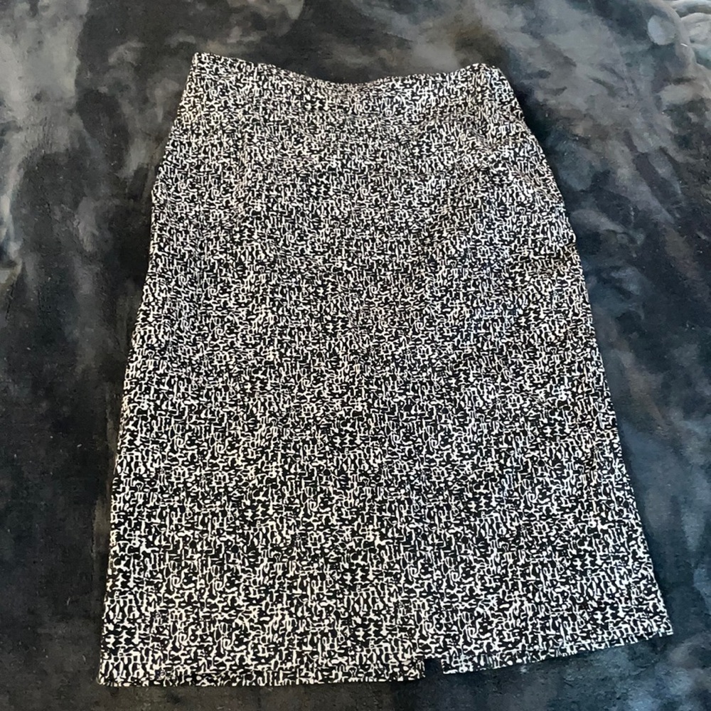 BLACK AND WHITE PATTERNED SKIRT - SIZE 8